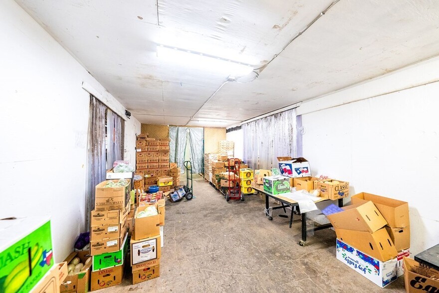 More Photos Of 1100 Water St, Kerrville Warehouse For Sale
