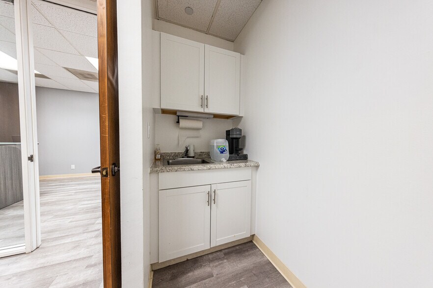 More Photos Of 11777 San Vicente Blvd, Los Angeles Office For Lease
