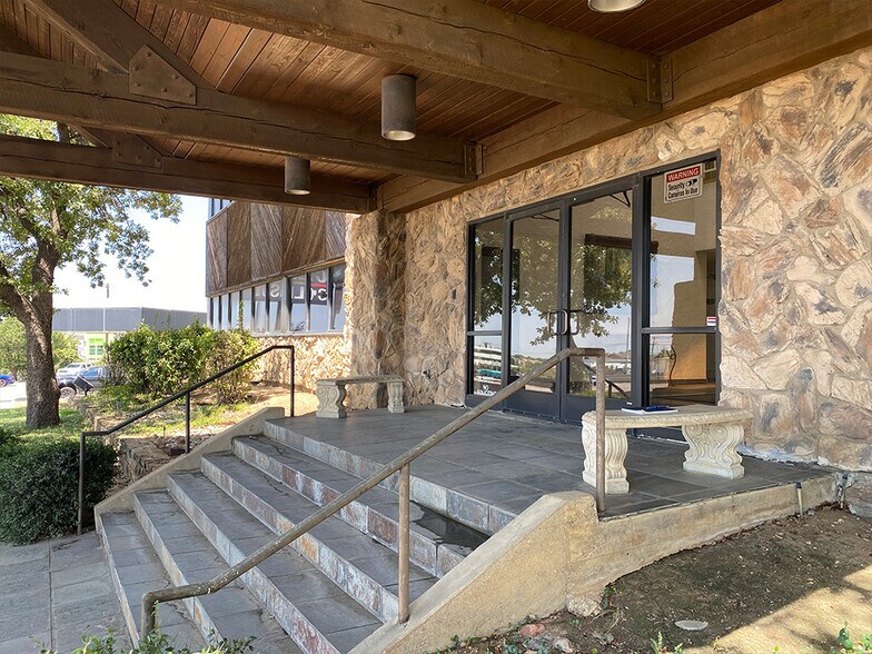 More Photos Of 3901 Airport Fwy, Bedford Office For Lease