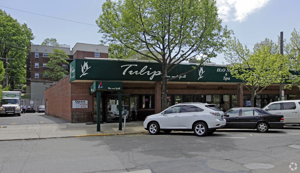 More Photos Of 4 Welwyn Rd, Great Neck Storefront For Lease