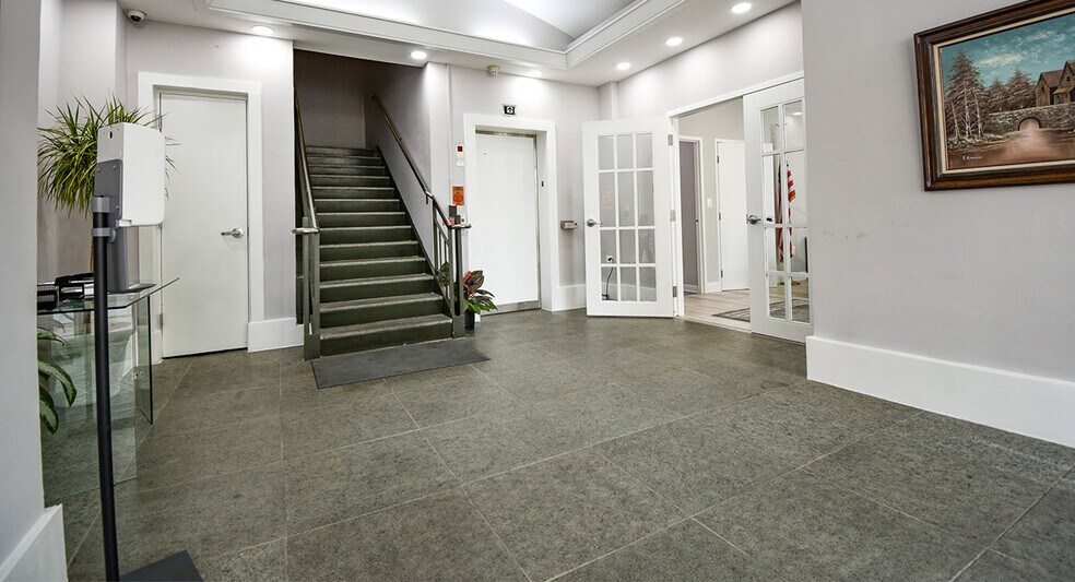 More Photos Of 112 S West St, Alexandria Office For Sale