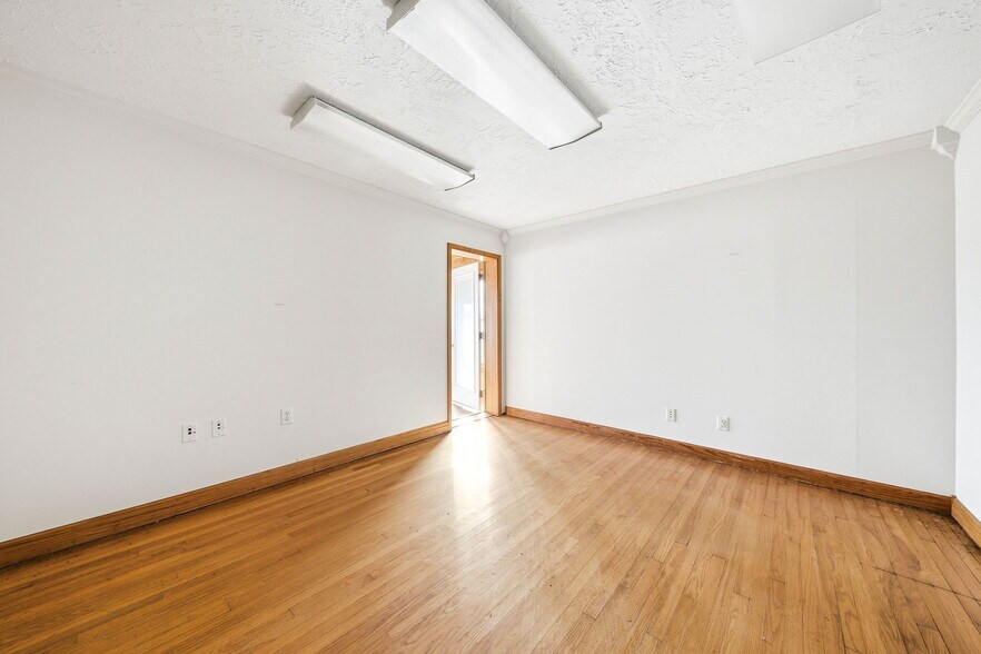 More Photos Of 803 E Broadway Blvd, Jefferson City Warehouse For Sale