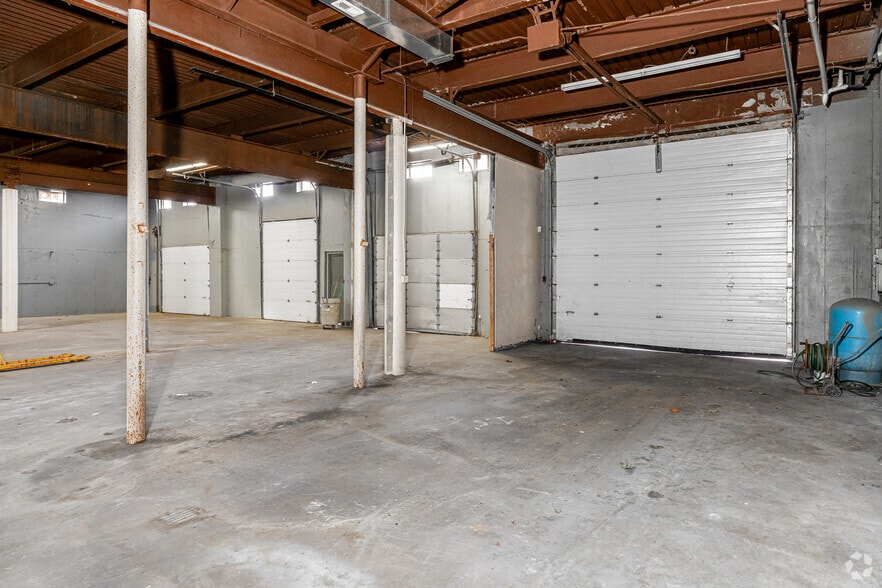More Photos Of 195 W Newberry Rd, Bloomfield Warehouse For Lease