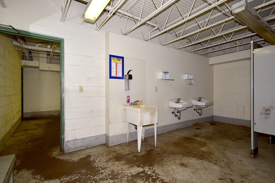 More Photos Of 420 Woodruff Rd, Joliet Warehouse For Lease