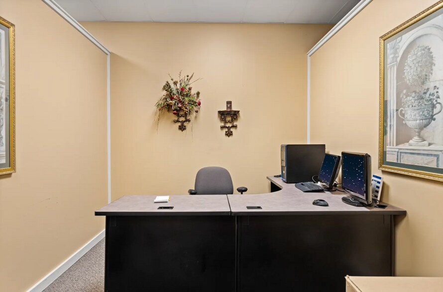 More Photos Of 907 E End Blvd N, Marshall Industrial For Sale