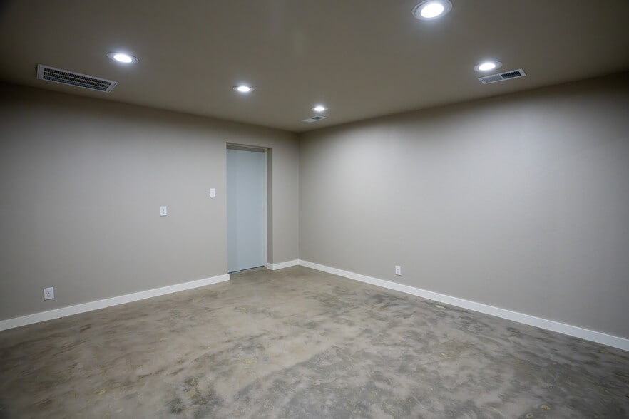 More Photos Of 158 Meyers Dr, Sherman Office For Lease