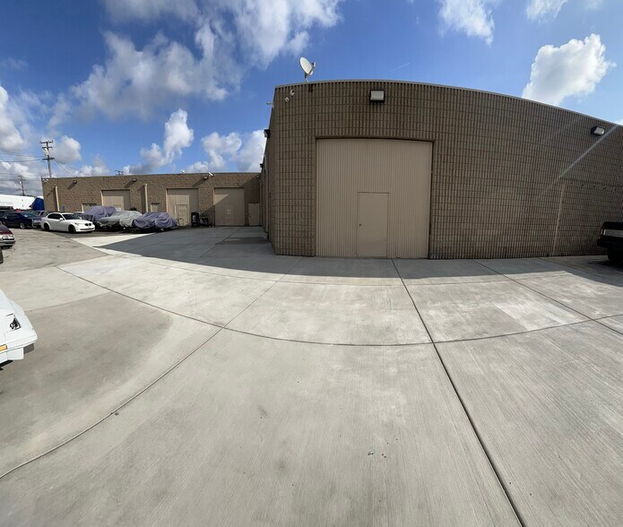 More Photos Of 11062-11076 Mercantile Ave, Stanton Service For Lease