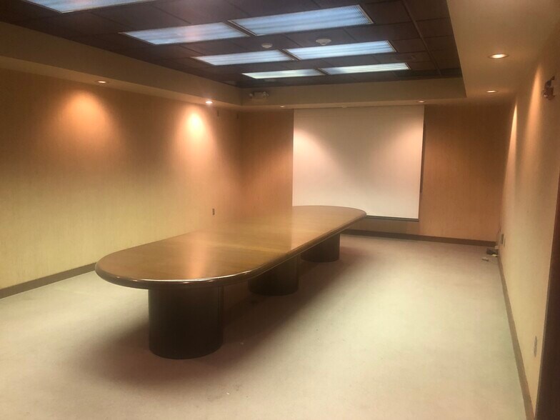 More Photos Of 616 SE Jefferson St, Topeka Light Distribution For Lease