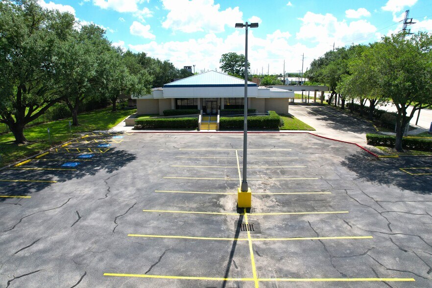 More Photos Of 4101 Clinton Dr, Houston Bank For Lease