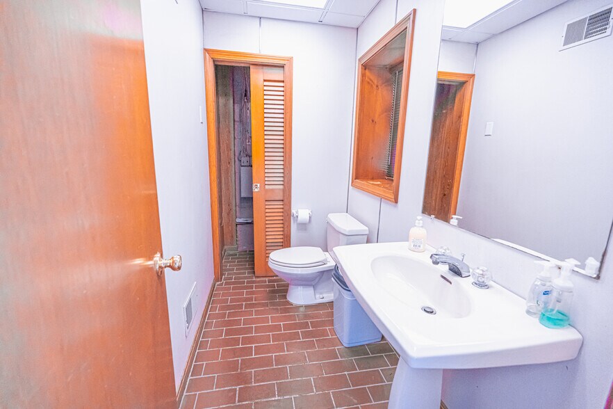 More Photos Of 63 Bleachery Ct, Warwick Distribution For Lease