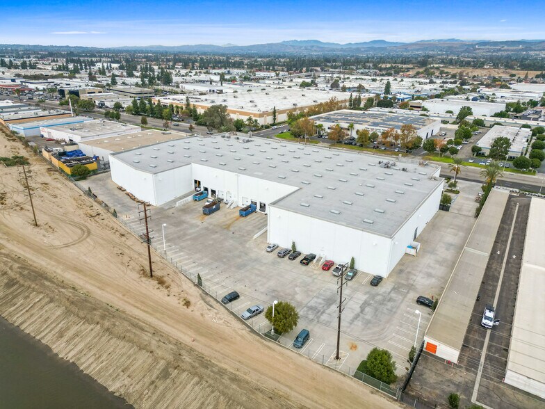 More Photos Of 4850-4852 E La Palma, Anaheim Warehouse For Lease
