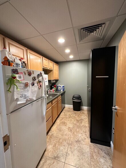 More Photos Of 6413 Pinecastle Blvd, Orlando Flex For Lease