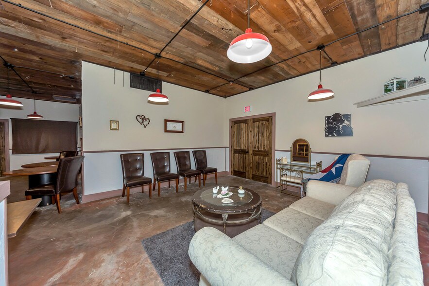 More Photos Of 2001 S Austin Ave, Denison Light Distribution For Lease