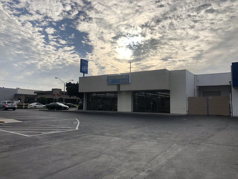 More Photos Of 7730 Ronson Rd, San Diego Auto Dealership For Lease