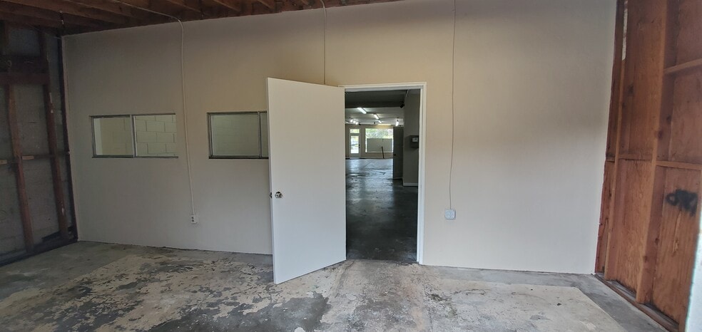 More Photos Of 1523 Woodside Rd, Redwood City Storefront For Lease
