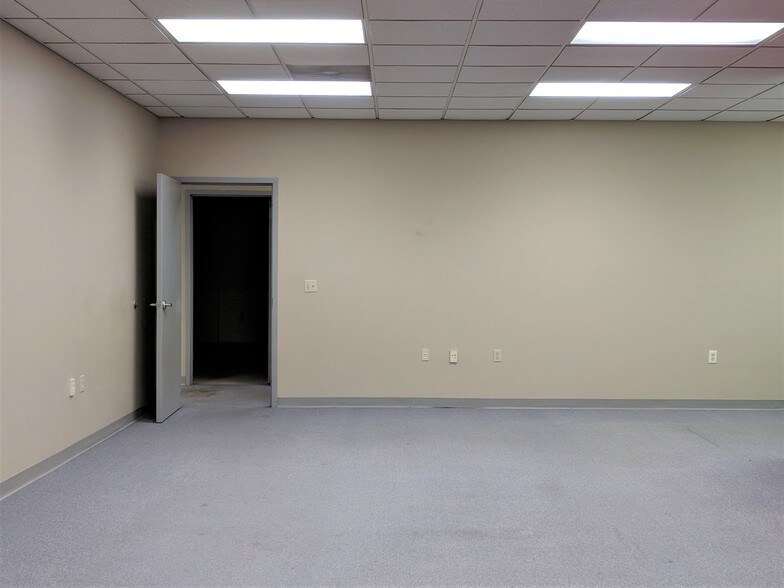 More Photos Of 901 W Main St, El Paso Office For Sale