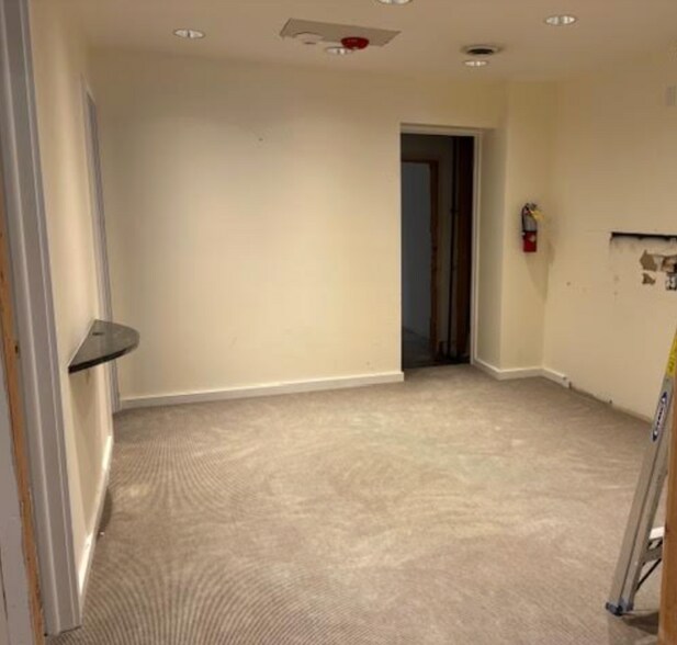 More Photos Of 521 4th St, Wilmette Storefront For Lease