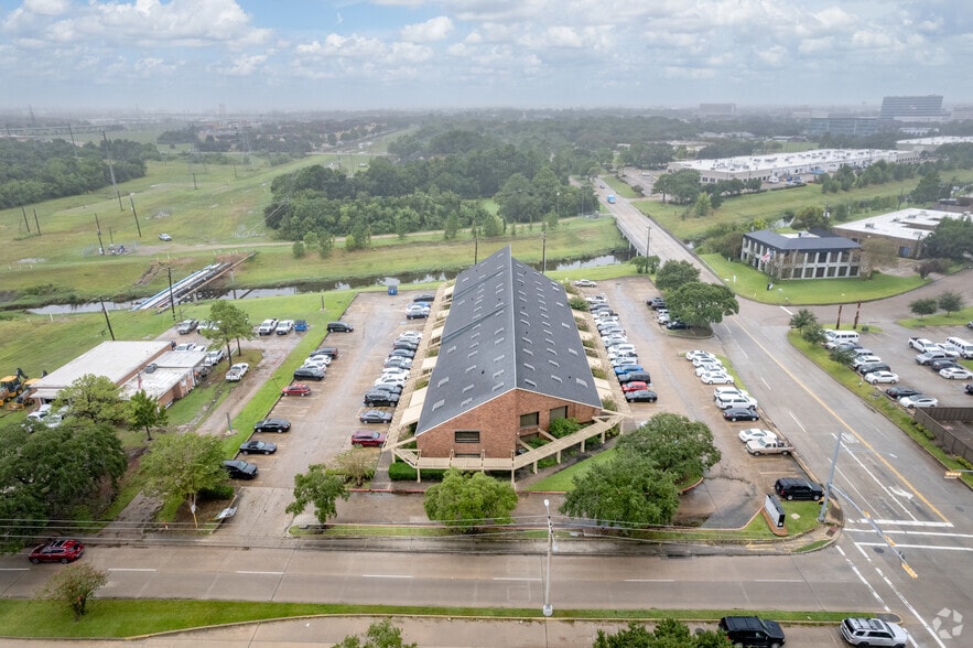 More Photos Of 17300 El Camino Real, Houston Office For Sale