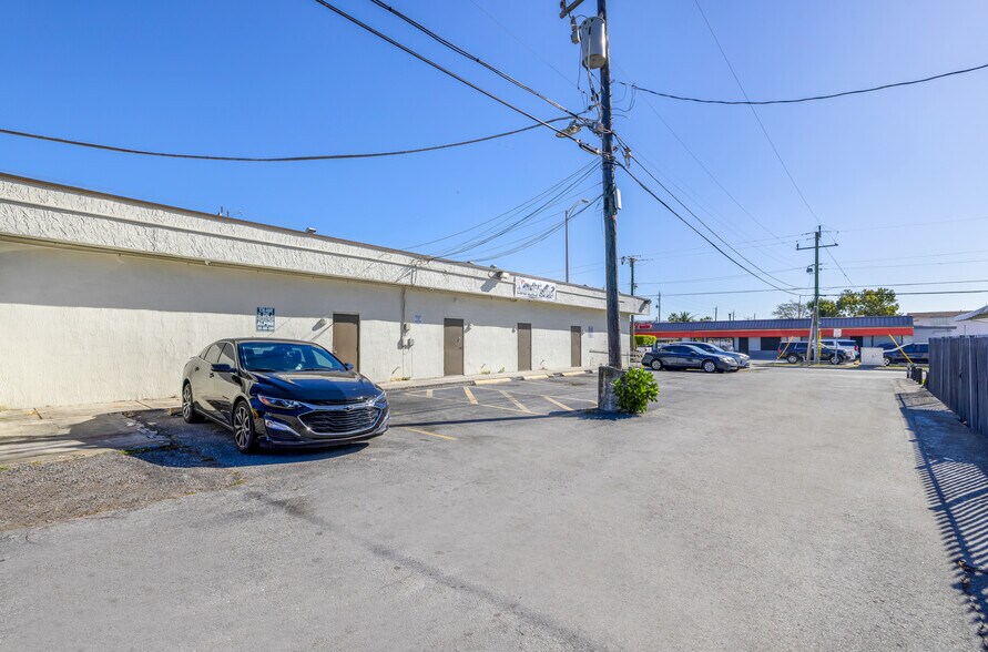 More Photos Of 820 SE 8th St, Hialeah General Retail For Sale