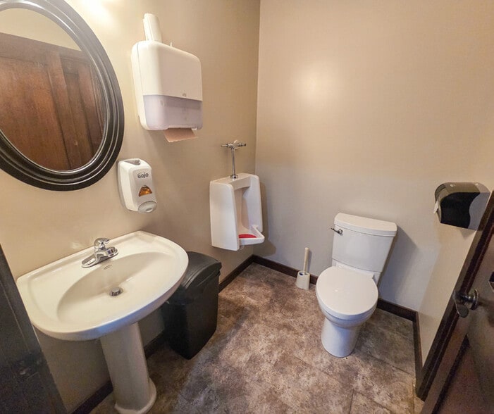 More Photos Of 4002 9 Av N, Lethbridge Warehouse For Sale