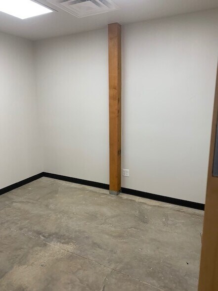 More Photos Of 1741 N Highway 377, Roanoke Showroom For Lease