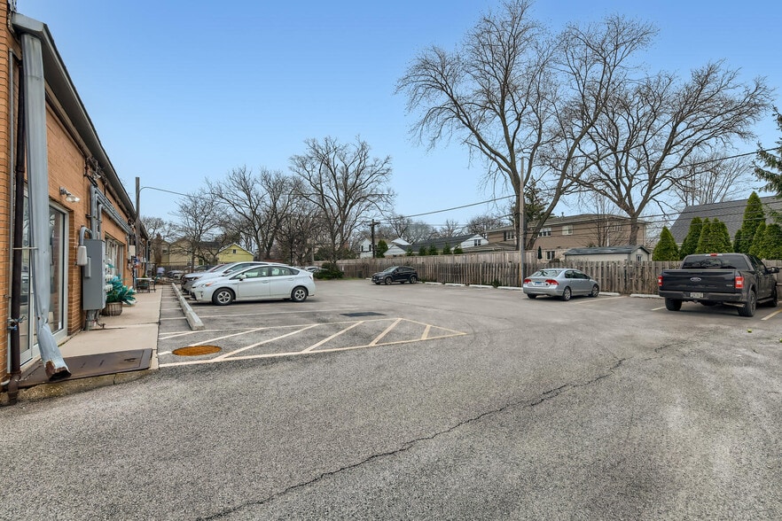 More Photos Of 1039-1059 Waukegan Rd, Glenview Unknown For Lease