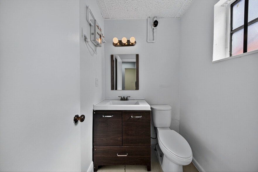 More Photos Of 1750 E Commercial Blvd, Fort Lauderdale Storefront For Lease