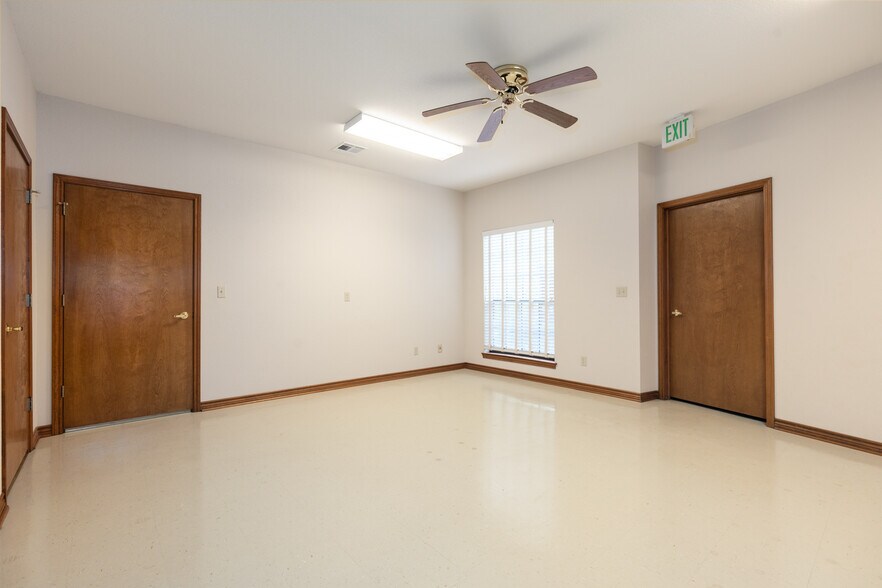 More Photos Of 625 Kennedy Ct, Belton Office For Sale