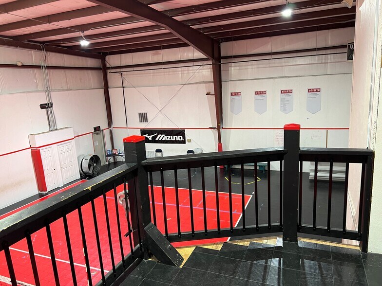 More Photos Of 5110 NW Waukomis Dr, Northmoor Warehouse For Lease