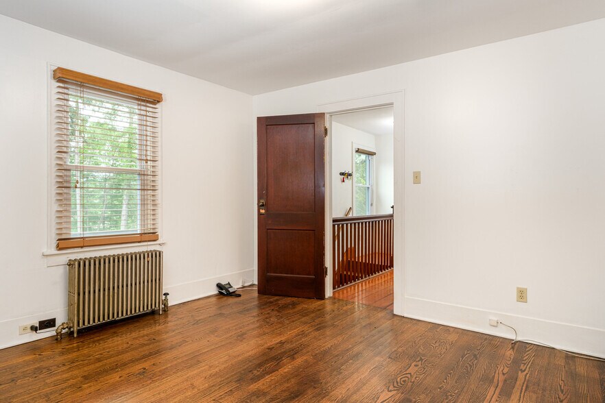 More Photos Of 265 Main St, Delhi Garden Center For Sale