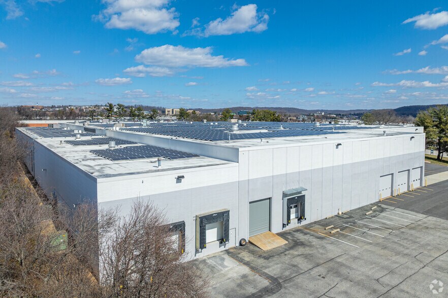 More Photos Of 10820 Gilroy Rd, Hunt Valley Warehouse For Lease