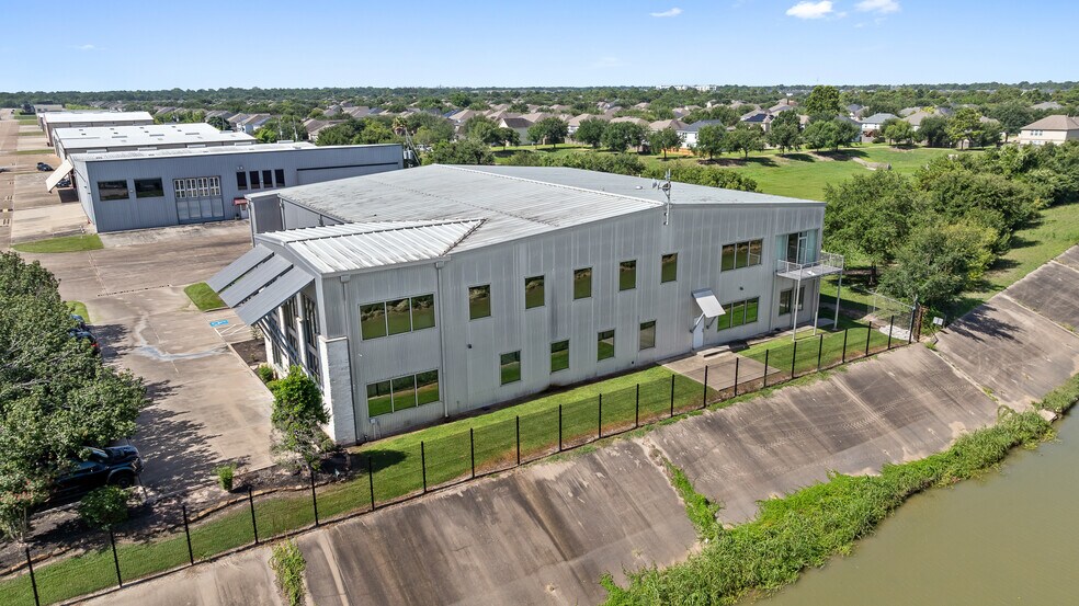 More Photos Of 18000 Groeschke Rd, Houston Airplane Hangar For Lease