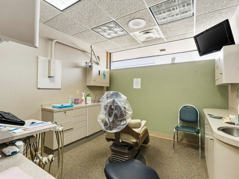 More Photos Of 931 Arlington St, Ada Office For Sale