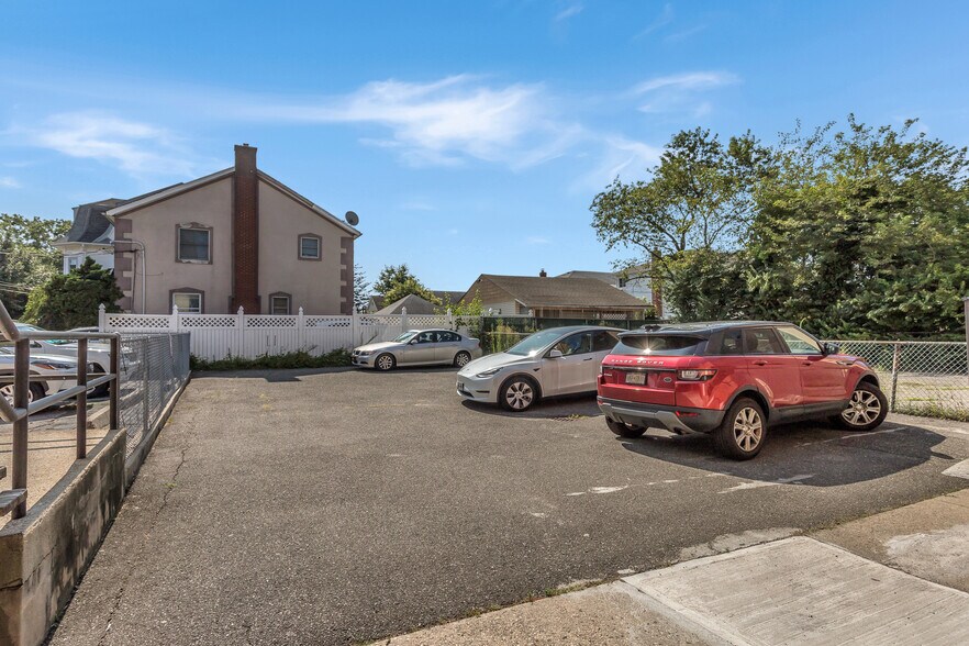 More Photos Of 219 Mineola Blvd, Mineola Office For Lease