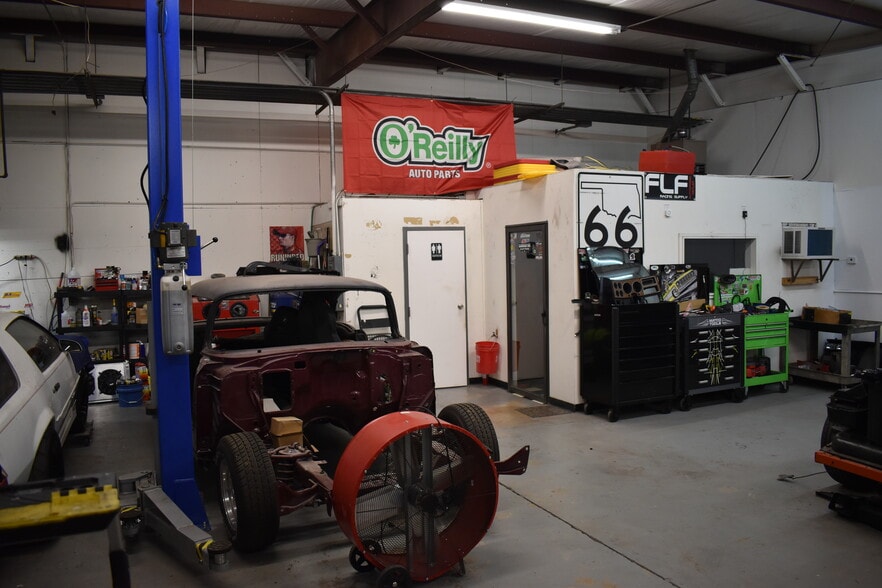 More Photos Of 831-841 Industrial Dr, Yukon Light Manufacturing For Sale