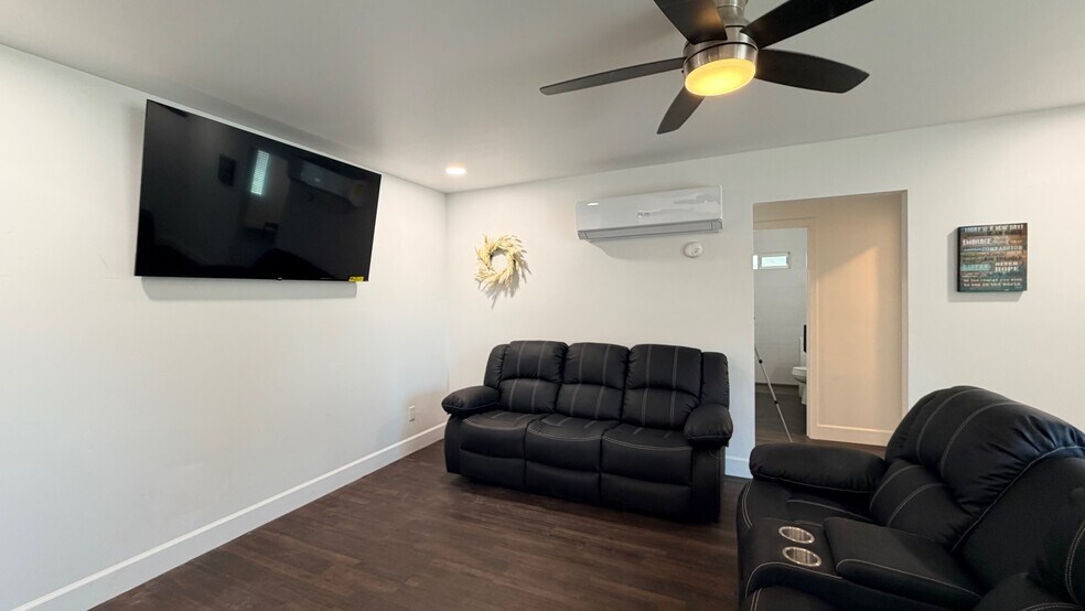 More Photos Of 1012 E Mineral King Ave, Visalia Flex For Sale