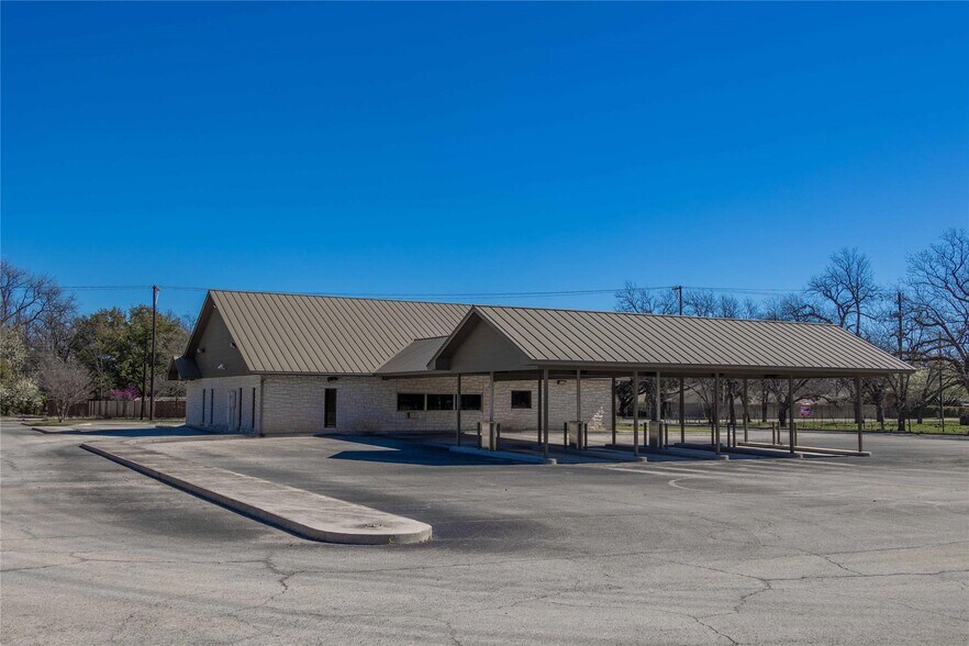 More Photos Of 3101 Austin Ave, Brownwood Bank For Sale