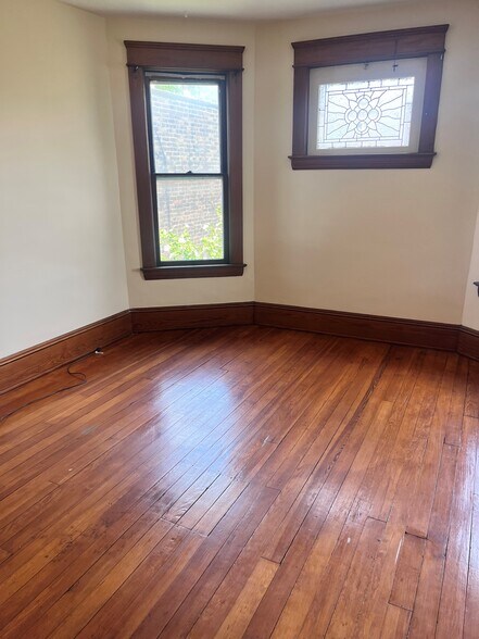 More Photos Of 12706 Larchmere Blvd, Cleveland Restaurant For Lease