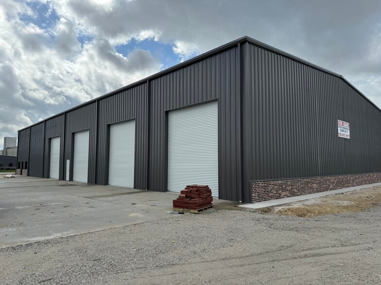 More Photos Of 8850 Industrial Pky, Beaumont Warehouse For Lease
