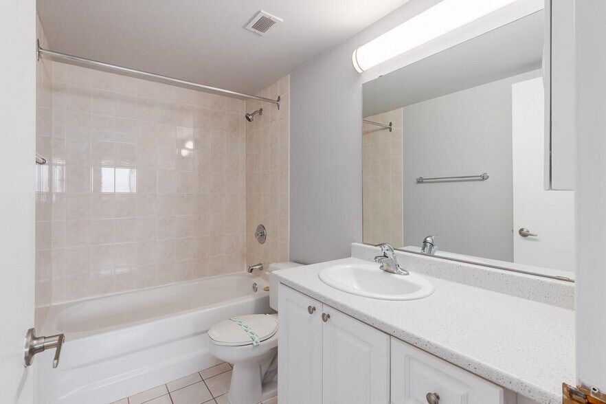 More Photos Of 2105 90 Av SW, Calgary Apartments For Lease