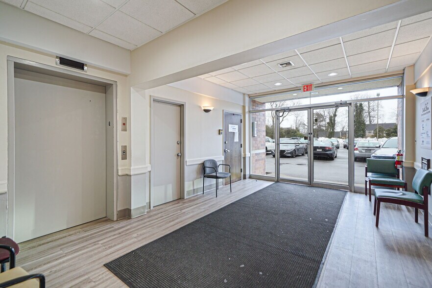 More Photos Of 180 E Main St, Bay Shore Medical For Sale