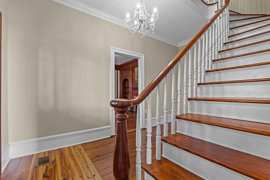 More Photos Of 202 W Main St, Sanford Office Residential For Lease