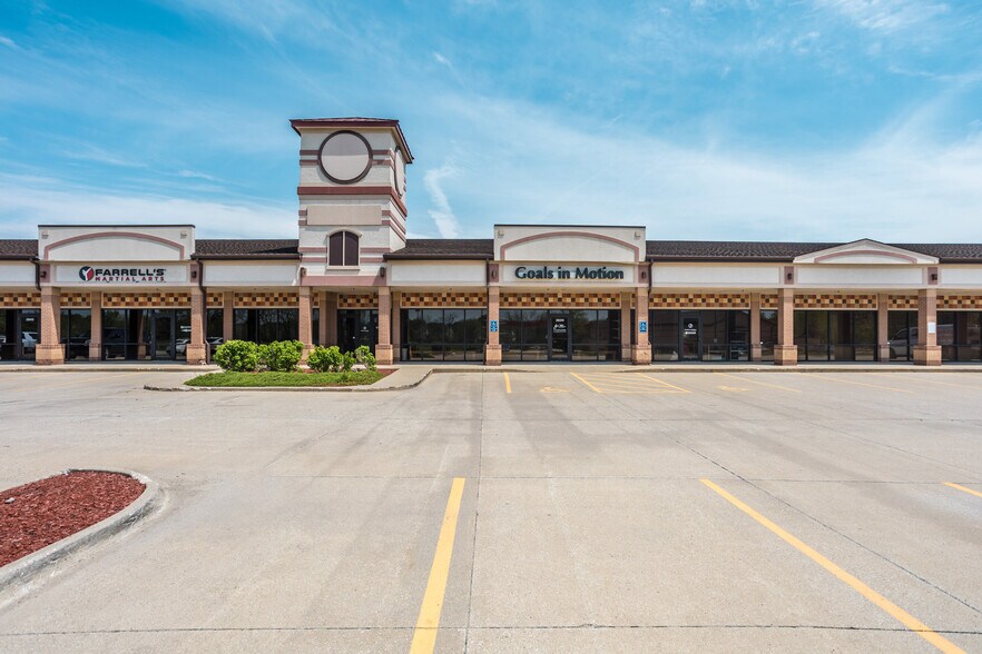 More Photos Of 3821 121st St, Urbandale Freestanding For Lease