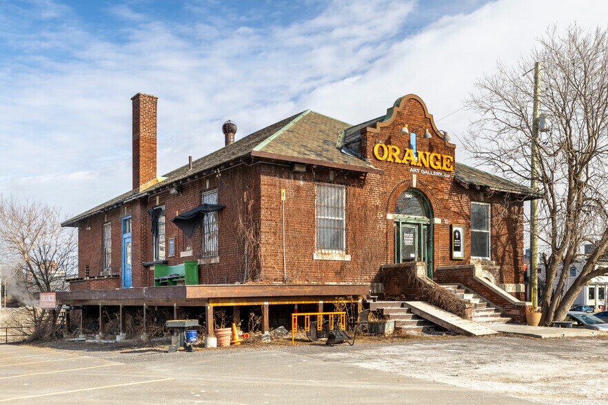 Primary Photo Of 290 City Centre Av, Ottawa General Retail For Lease