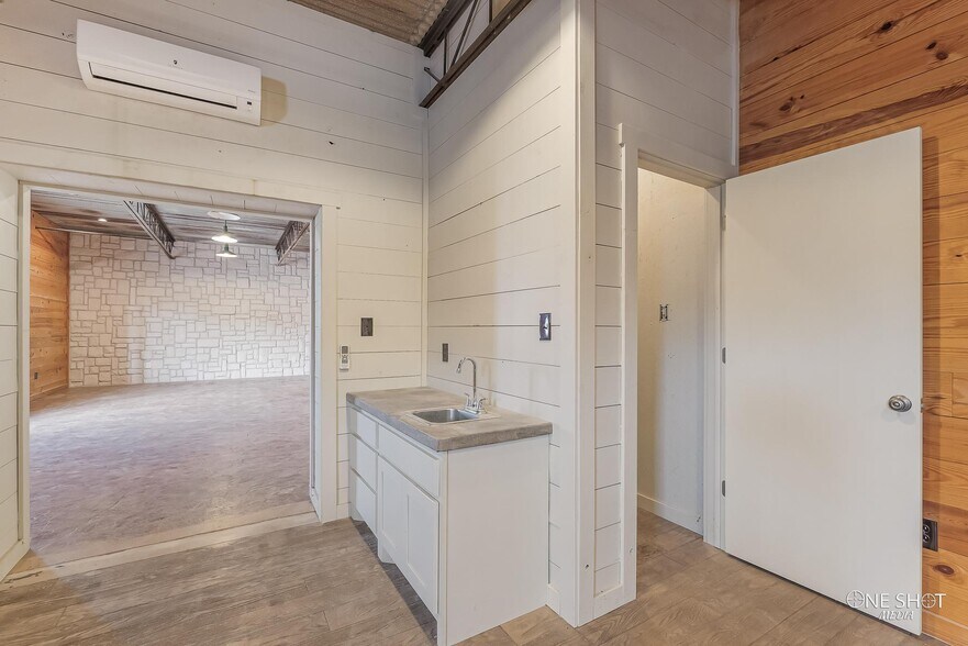 More Photos Of 1929 S Treadaway Blvd, Abilene Showroom For Lease