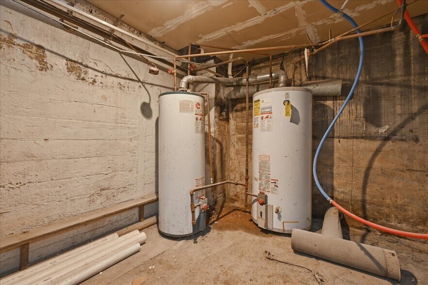 More Photos Of 1621-1623 Grand Ave, North Baldwin Storefront For Lease