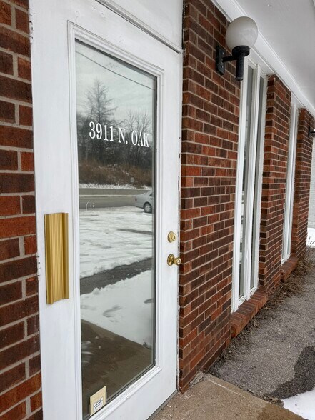 More Photos Of 3911 N Oak Tfwy, Kansas City Office For Sale