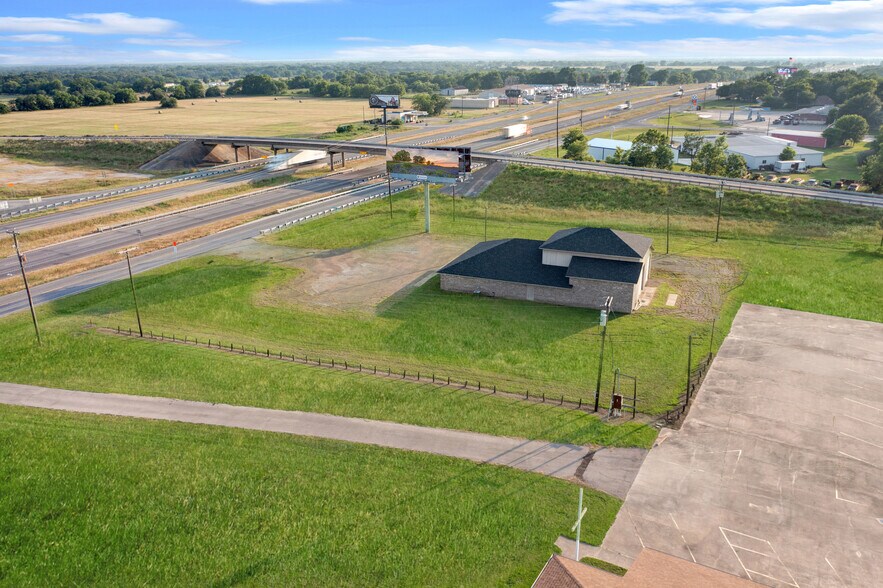 More Photos Of 205 E North Interstate 30 Service Rd, Cumby Showroom For Lease