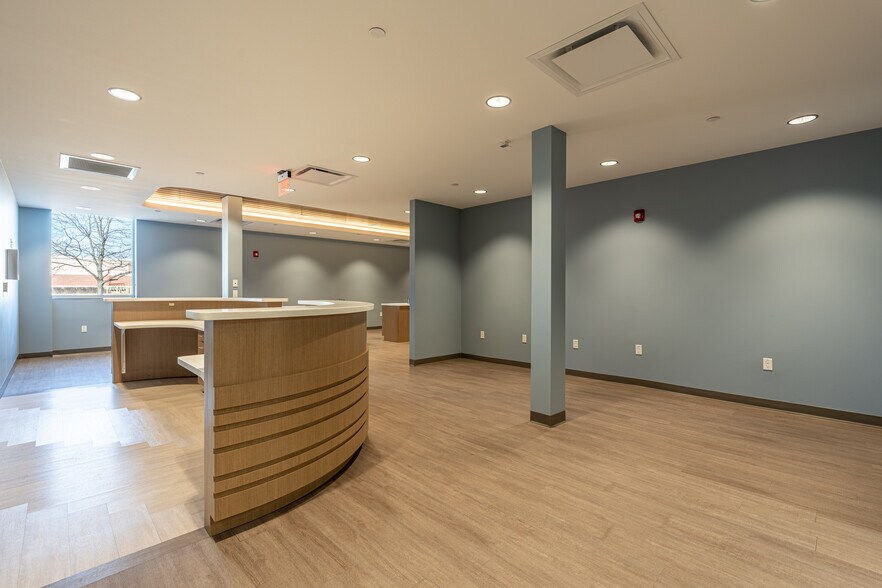 More Photos Of 140 Hansen Blvd, North Aurora Medical For Lease