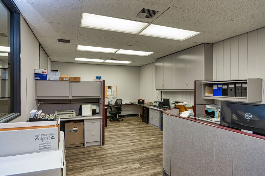 More Photos Of 6400 Variel Ave, Woodland Hills Manufacturing For Lease